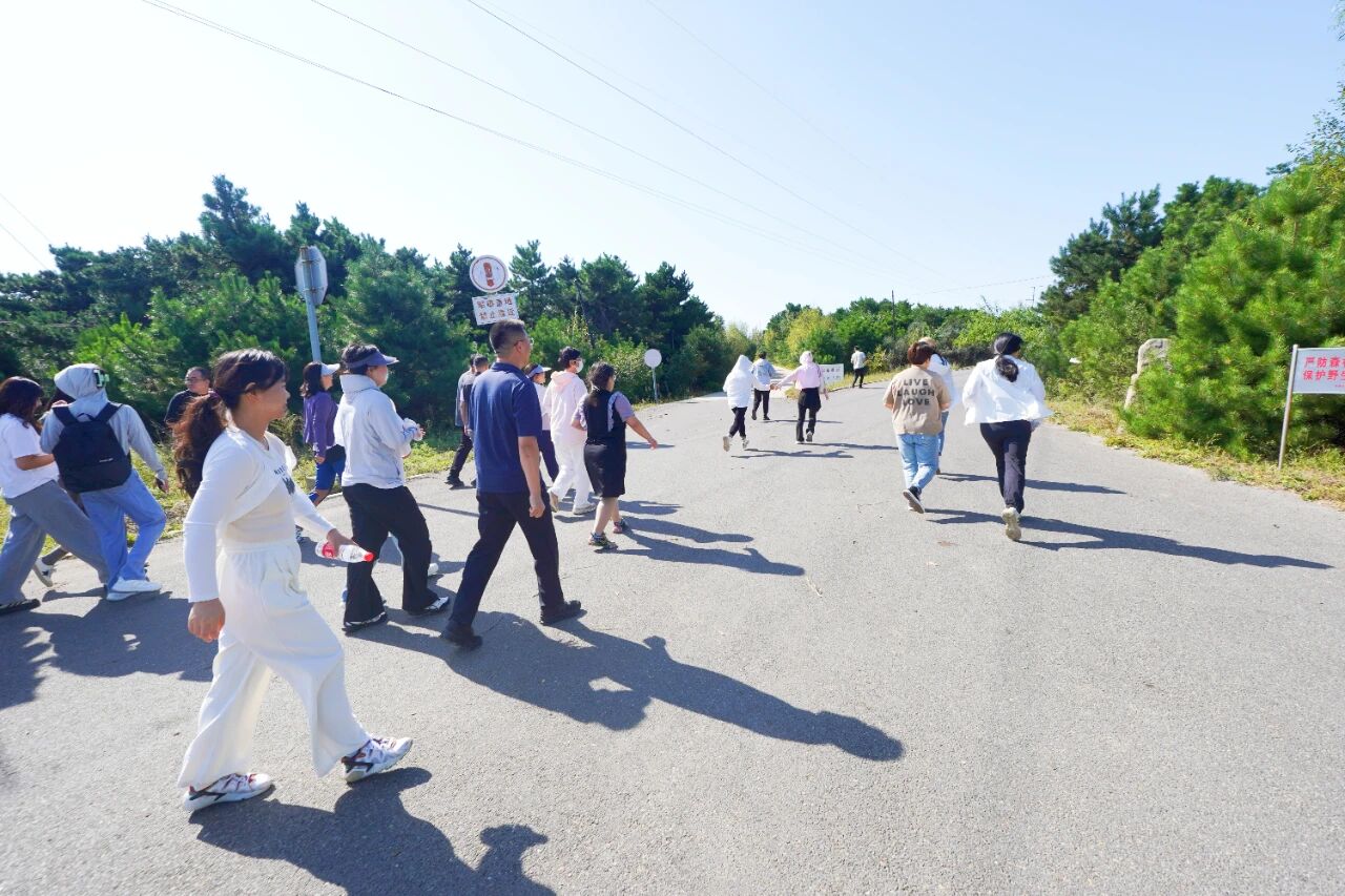 1铭记历史 缅怀先烈 —— 新邱区人民检察院开展徒步拉练活动.jpg