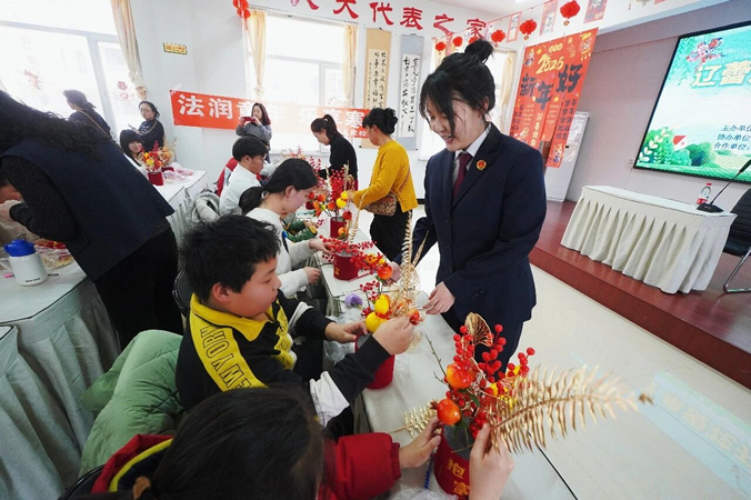 2以法之名护“花”开——新邱检察大手牵小手,把爱带给困难儿童.jpg
