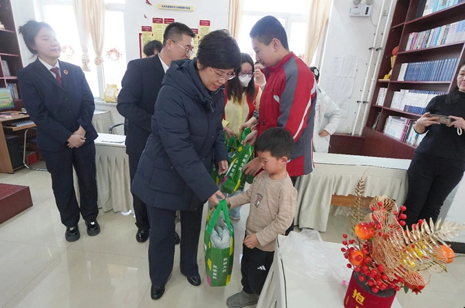 3以法之名护“花”开——新邱检察大手牵小手,把爱带给困难儿童.jpg