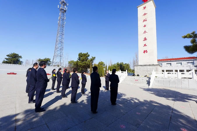 清明祭英烈 检察护荣光 ——新邱区人民检察院开展祭扫烈士陵园活动